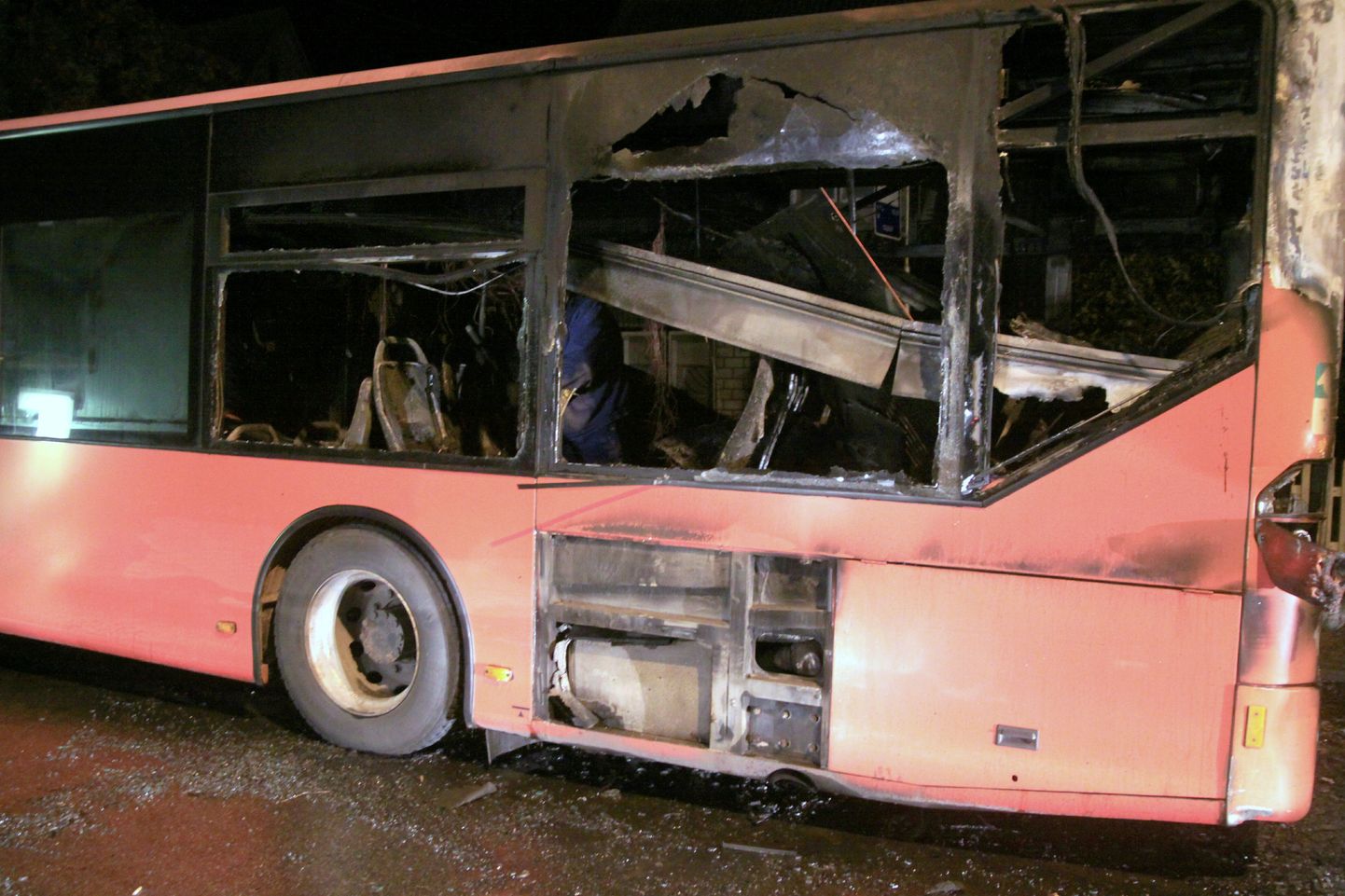 Pärnus Olevi peatuses põles linnabuss.
