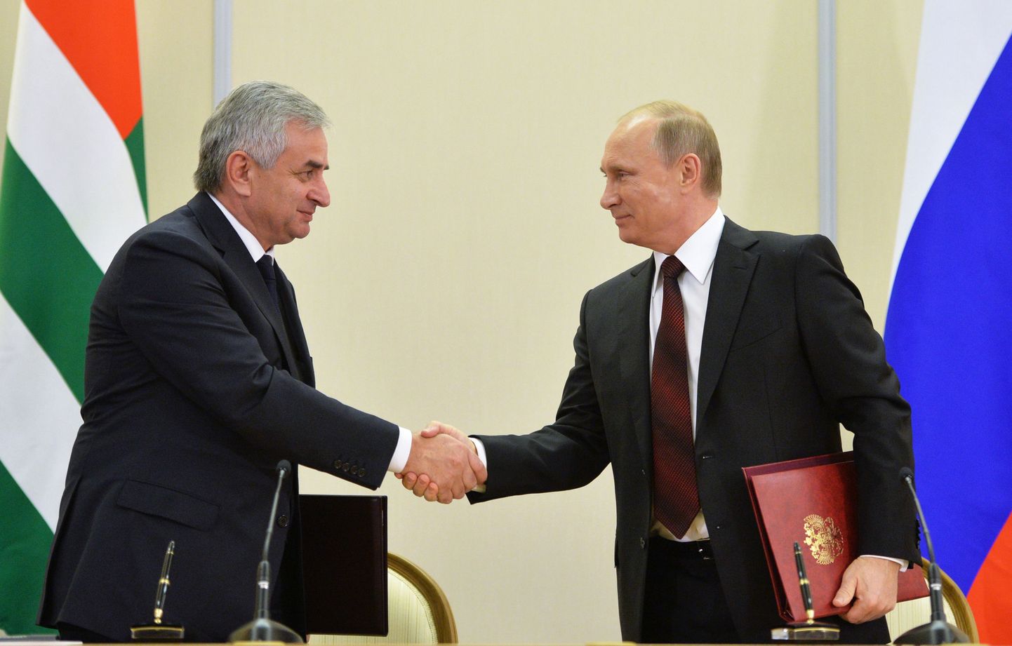 Venemaa president Vladimir Putin võõrustas täna Sotšis Gruusia okupeeritud piirkonna Abhaasia presidenti Raul Hadžimbat.