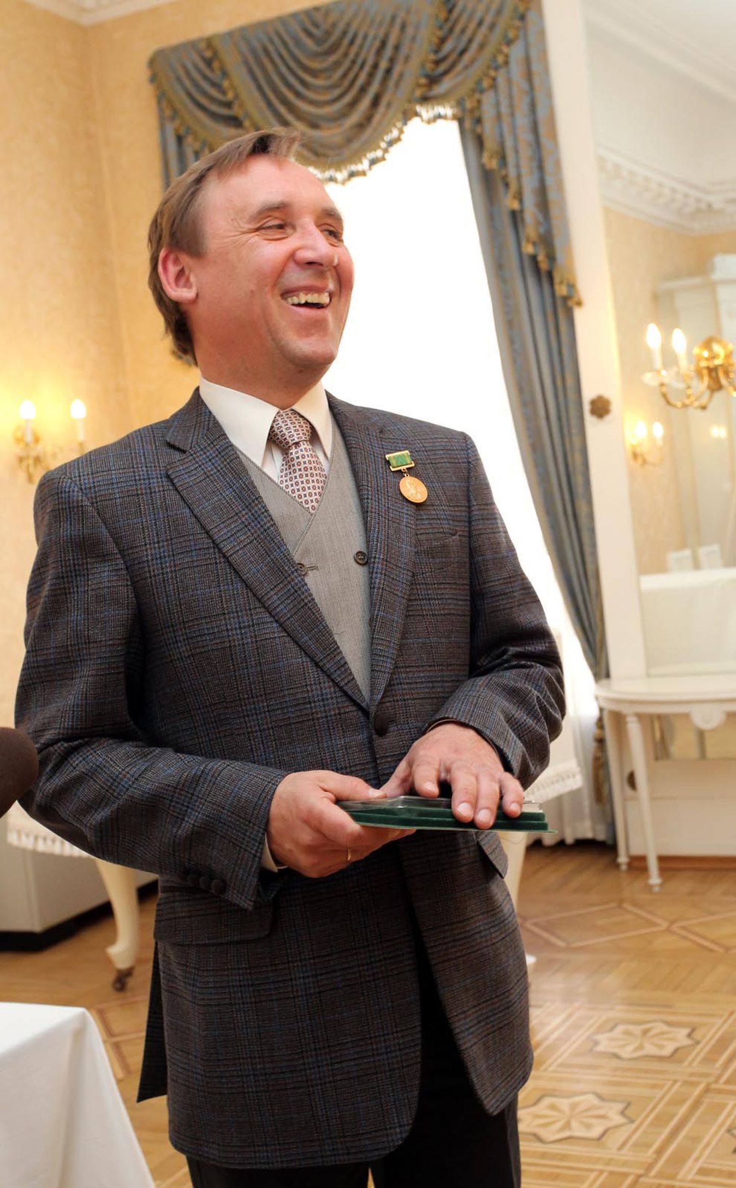 2011. aastal sai Elmo Nüganen just Tšehhovi pärandi tutvustamise eest Venemaa mälestusmedali.