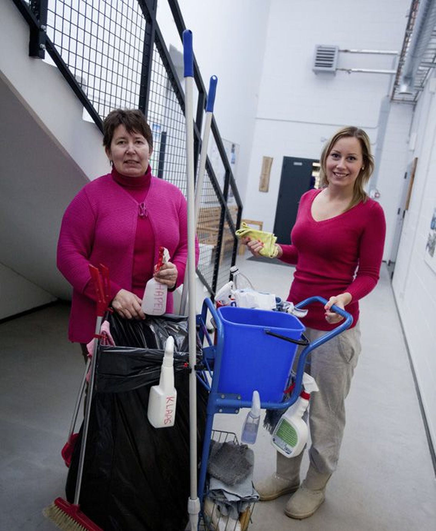 Milja Kütt (vasakul) ja Sandra Mäeots on puhastusteenindaja kursusega rahul.