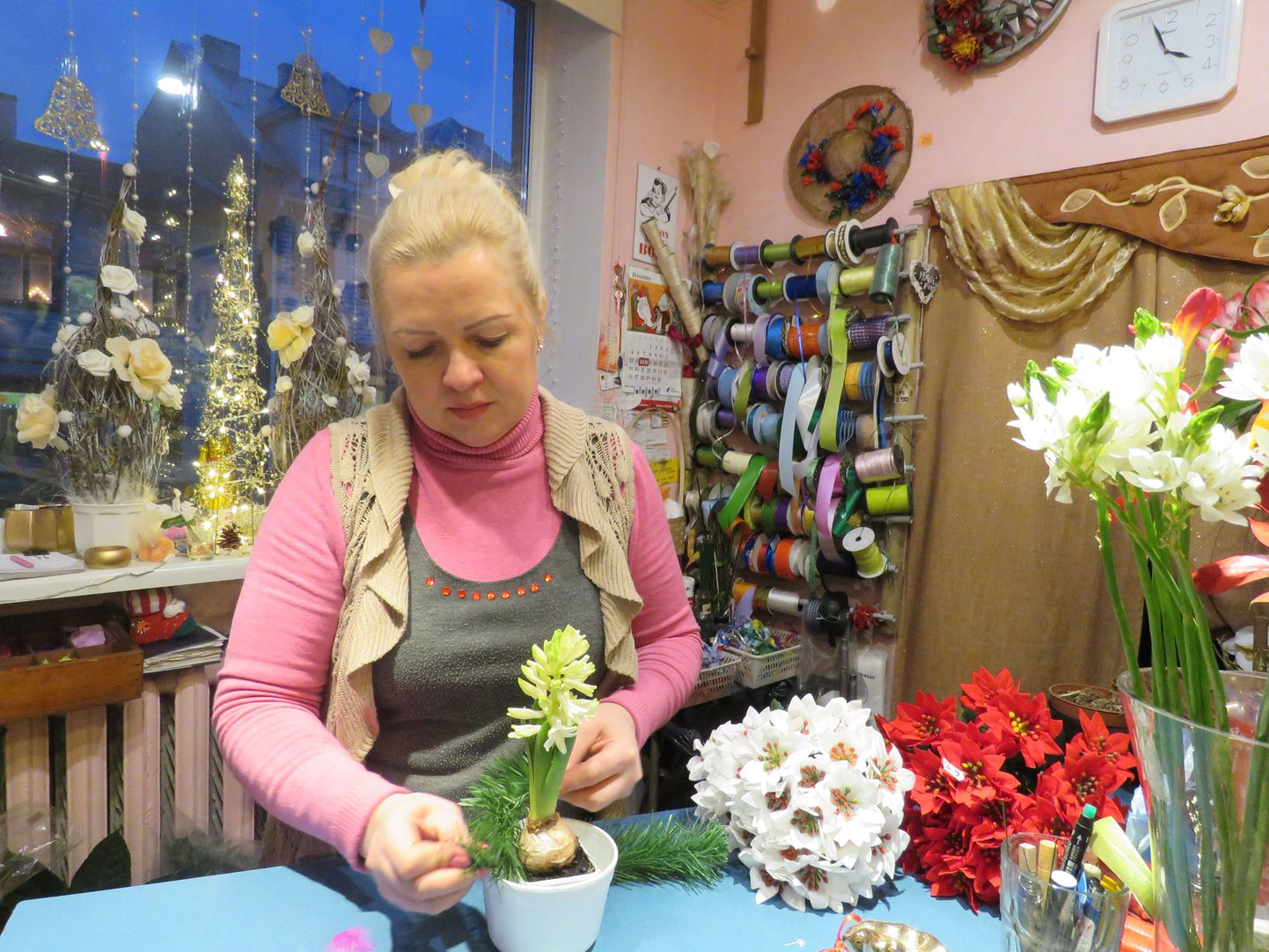 Lilleäri omanik Karin Nurmsalu lisab hüatsindile kaunistusi ja tuge.