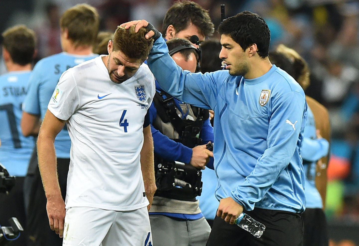 Luis Suarez (paremal) lohutab jalgpalli MMil Steven Gerrardi