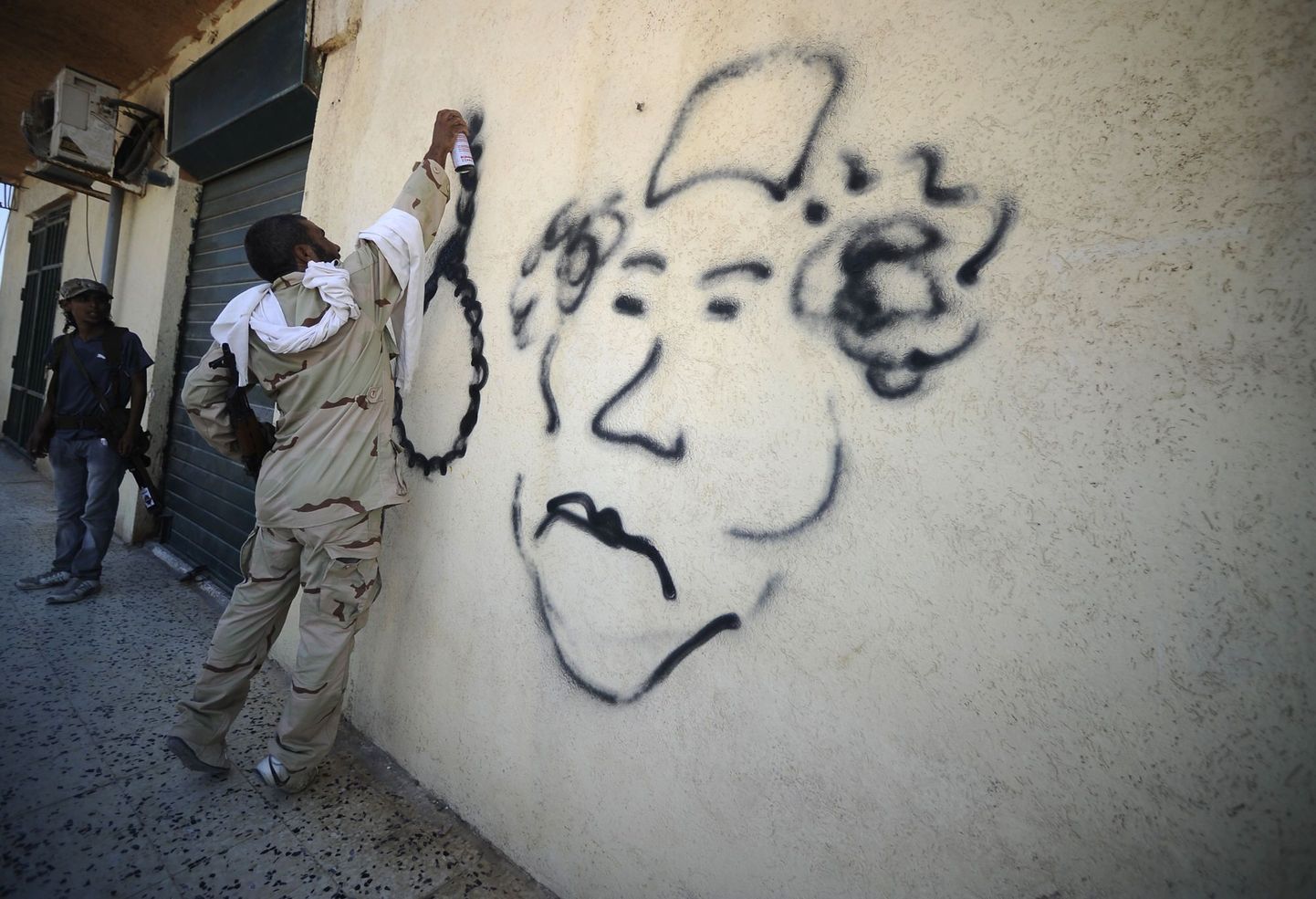 Muammar Gaddafit kujutav grafiti täna Tripolist läänes asuvas Gadayemis.