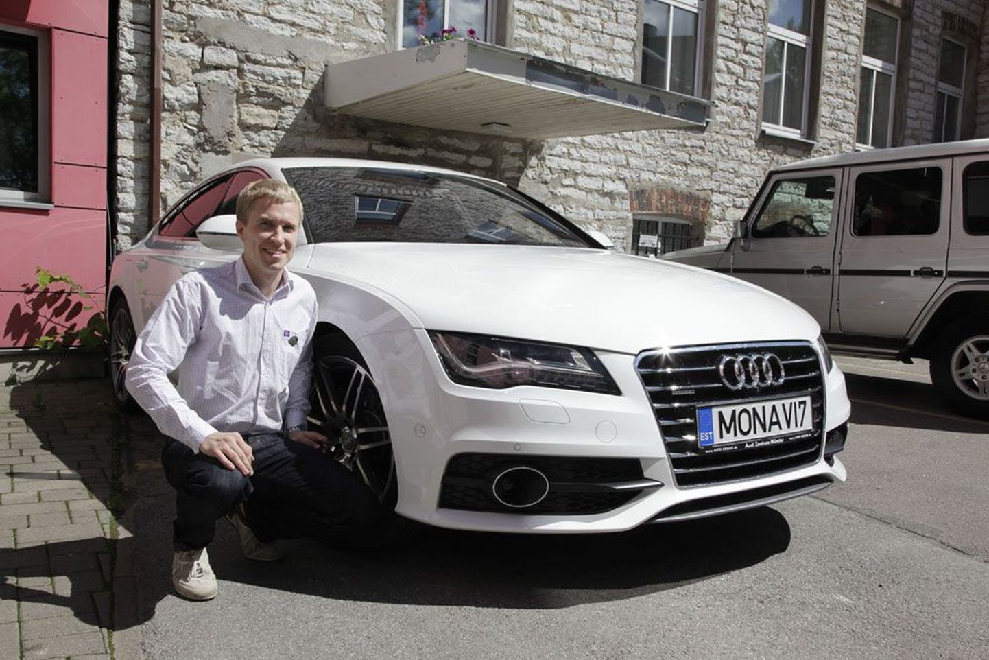 Eesti edukaim Mona Viega tegeleja Veiko Kruustük sai 30. sünnipäevaks kätte firma liisitud uhiuue auto Audi A7.