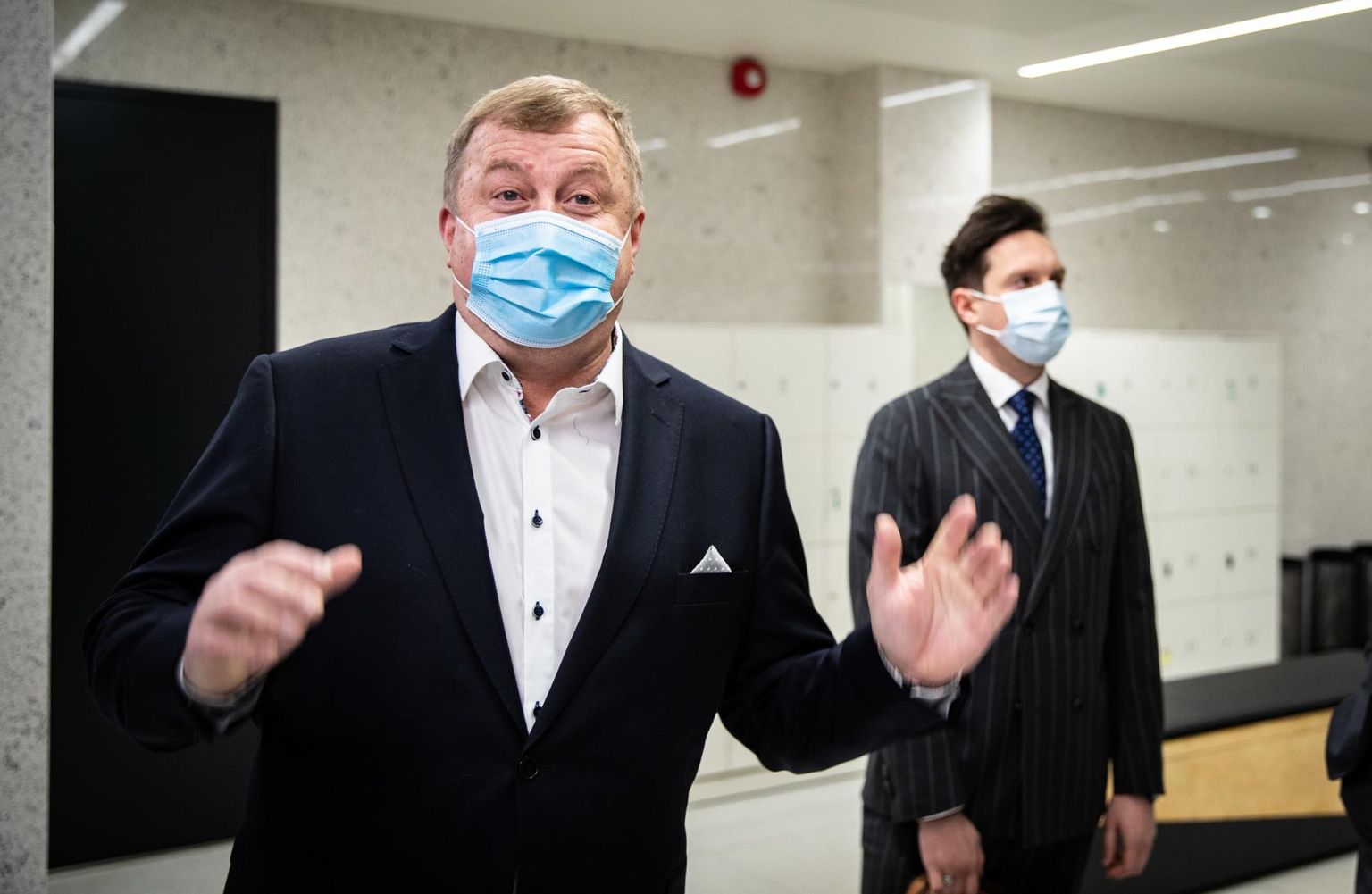 Aivar Mäe palkas ahistamistrahvi tühistamiseks kaks kaitsjat. Pildil Mäe ja vandeadvokaadi abi Andri Rohtla eile Harju maakohtus.