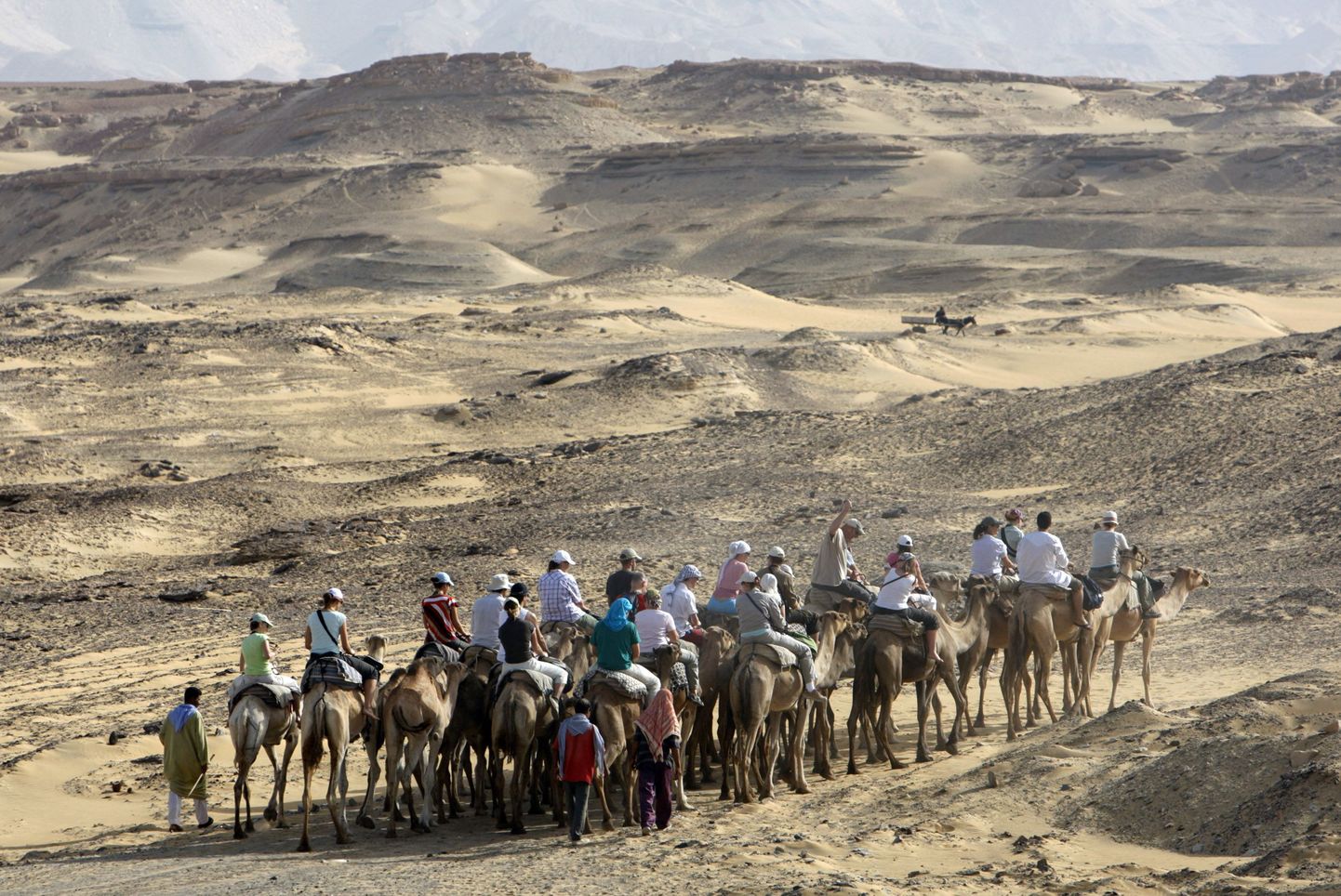 Turistid kõrbesafaril Egiptuse lääneosas.