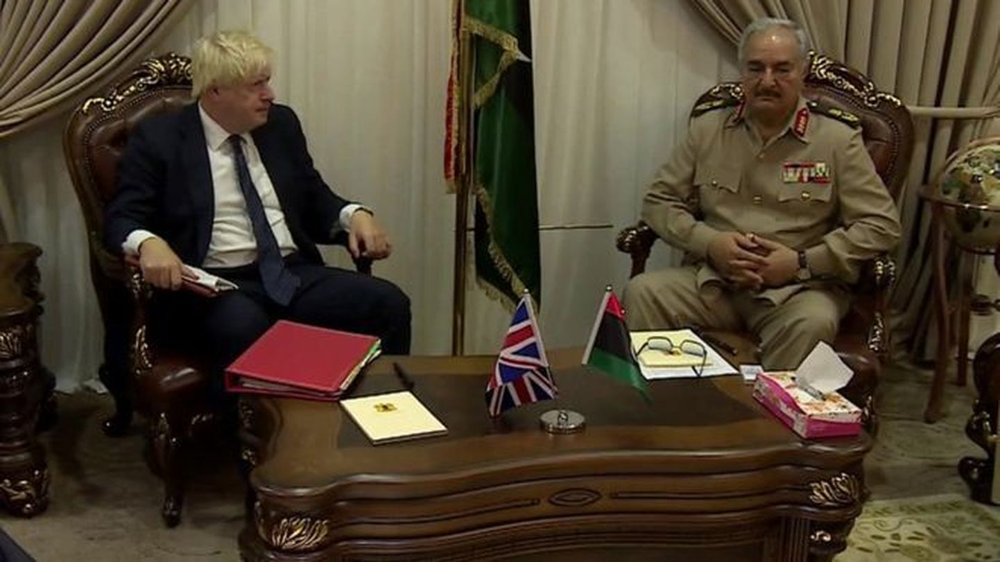 Suurbritannia välisminister Boris Johnson kohtumisel kindral Khalifa Haftariga.