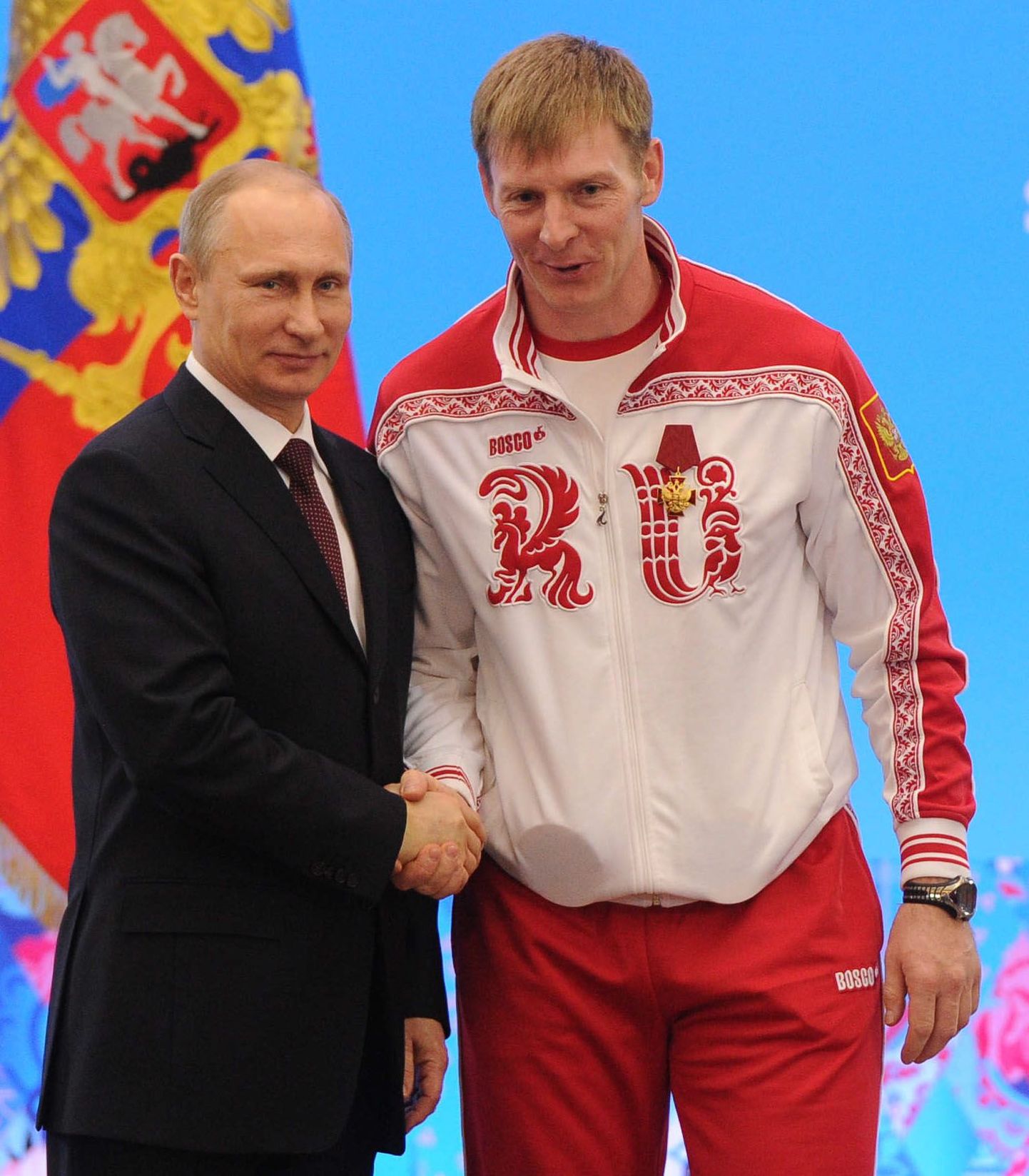 Kahekordne Sotši olümpiavõitja Aleksandr Zubkov (paremal) võtmas vastu õnnitlusi Venemaa presidendi Vladimir Putini käest.