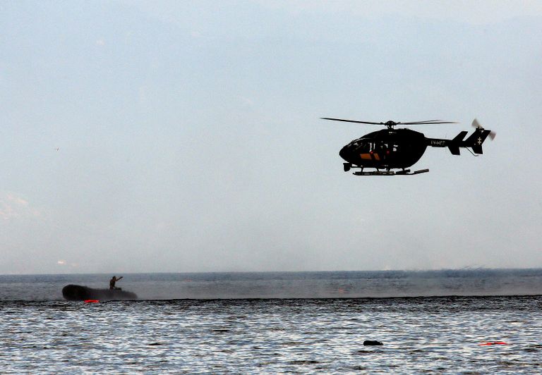Euroopa piirivalveagentuur Frontex helikopter läheneb kummipaadile, kus istub sees smuugeldamises kahtlustatav mees.
