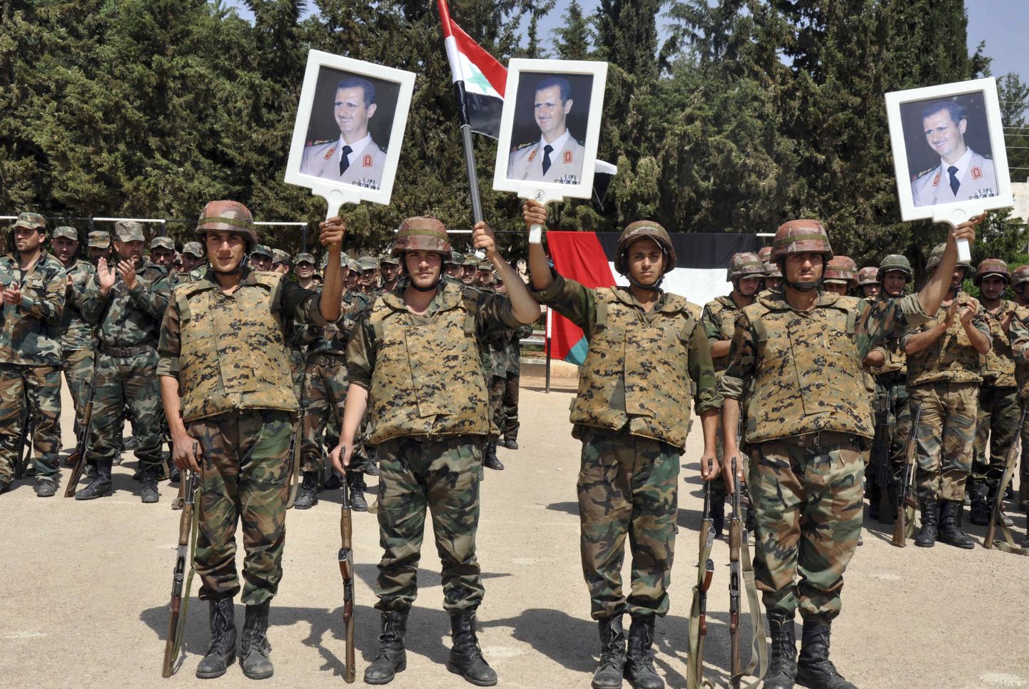 Valiltsusvägede sõdurid hoiavad käes president Bashar al-Assadi fotosid 6. mail, mida tähistatakse kui märtrite päeva.