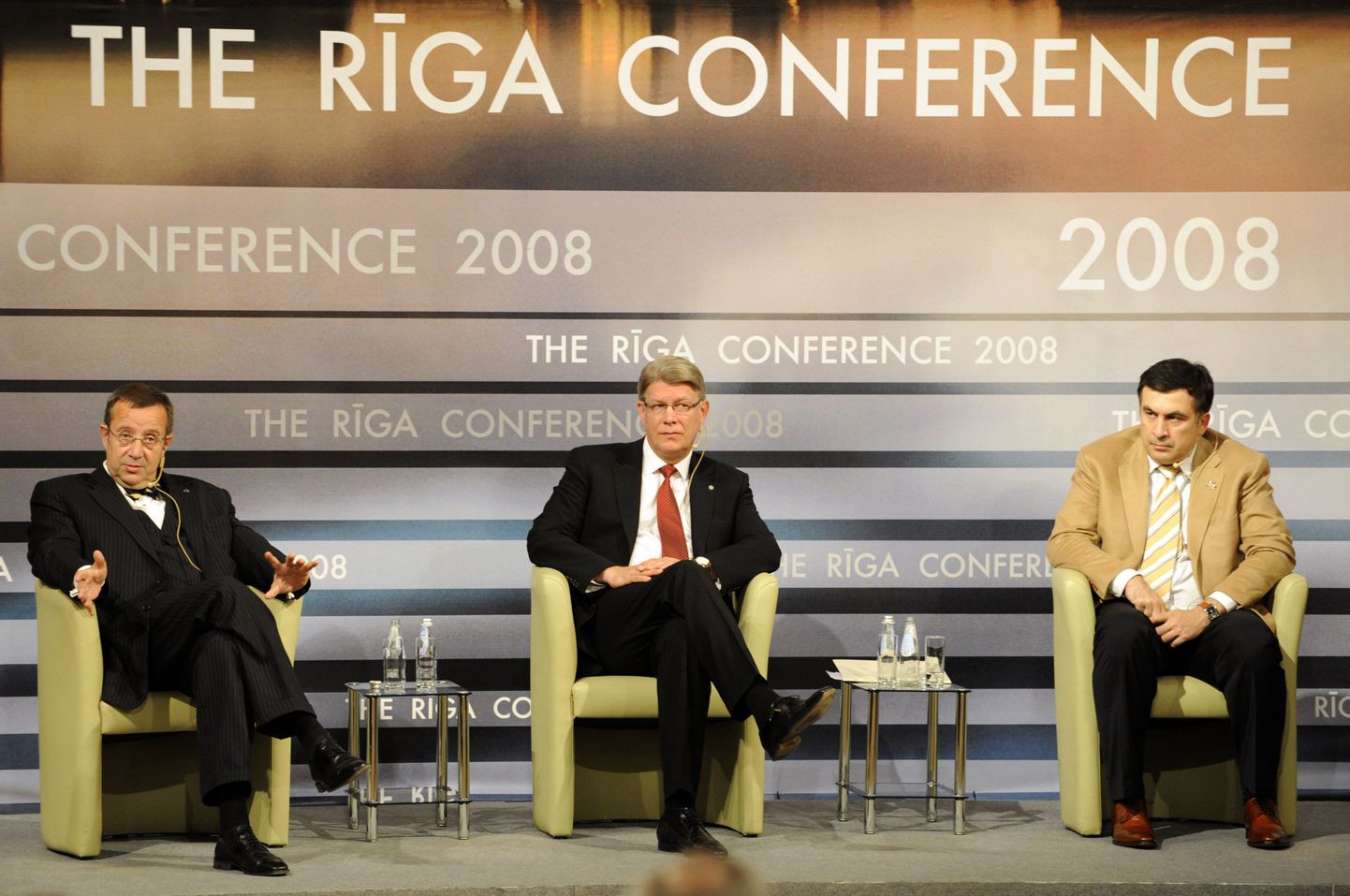 Eesti president Toomas Hendrik Ilves, Läti president Valdis Zatlers ja Gruusia president Mihheil Saakašvili Riia kolmandal välis- ja julgeolekupoliitika konverentsil.