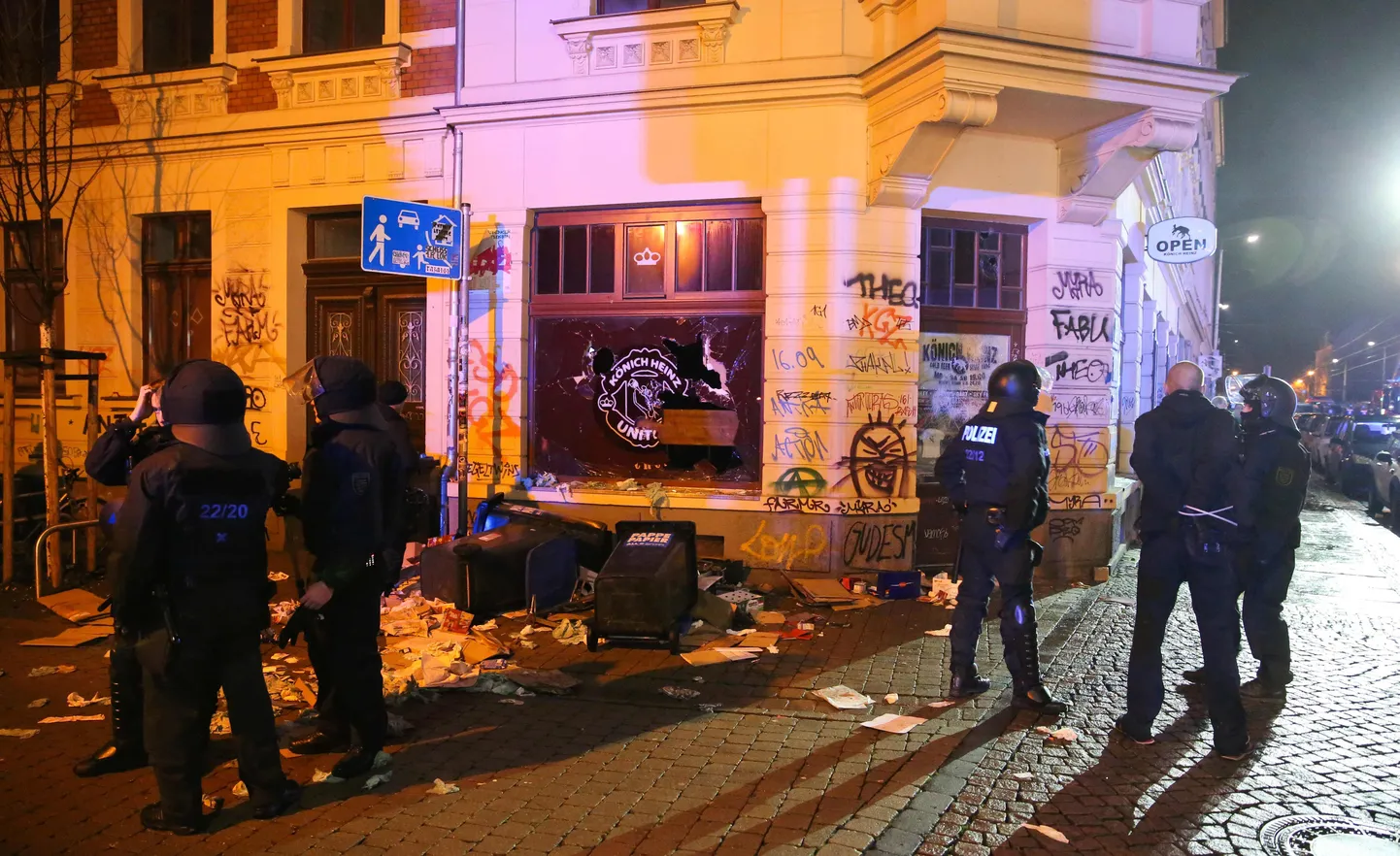 Politsei eile Leipzigis kahjustada saanud hoone ees.