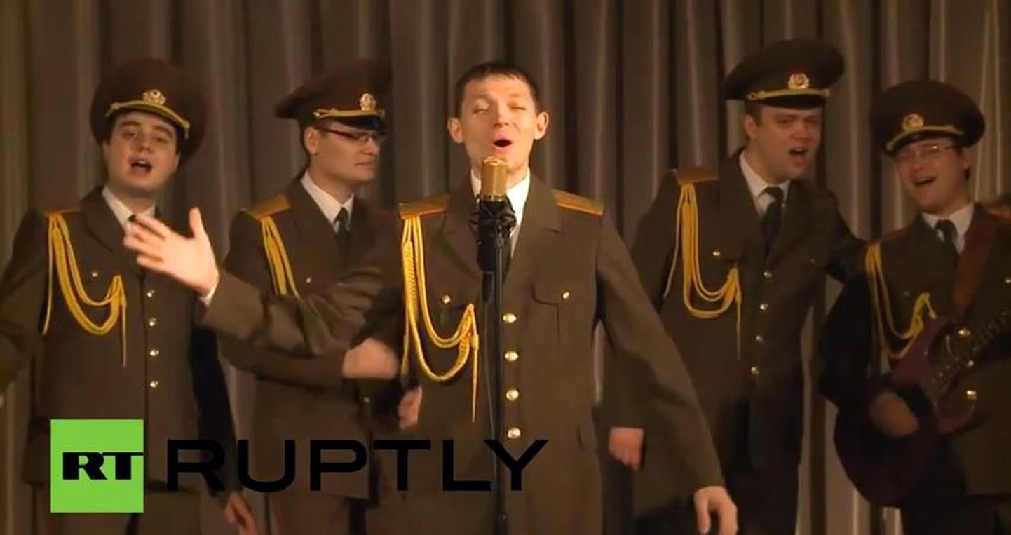 Видео: хор русской армии записал кавер-версию «Cheri Cheri Lady»