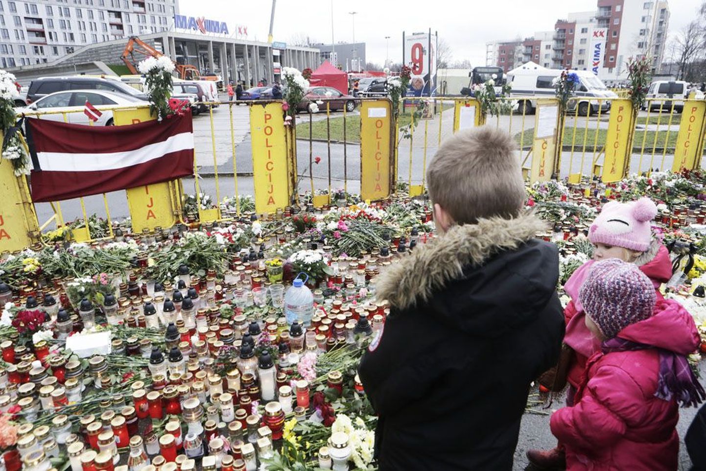 В связи с трагедией в торговом центре Maxima государственная полиция Латвии уже допросила 107 человек.