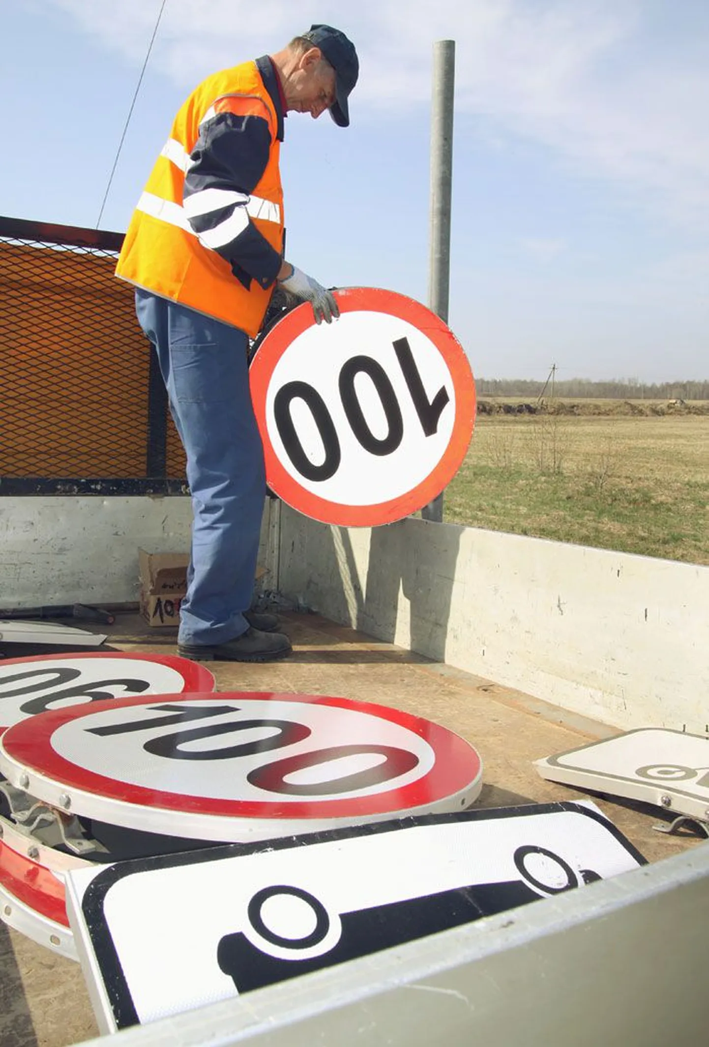 Suviste liiklusmärkide ülespanek tunamullu kevadel Pärnumaal. Tänavu jäävad kõik sajakilomeetrist tunnikiirust lubavad liiklusmärgid lattu oma aega ootama.