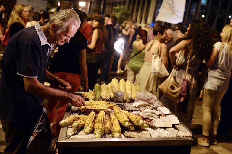 Maisitõlvikute müük Ateenas - ega siis poliitika tõttu äri seisma jää. Fotod: Scanpix