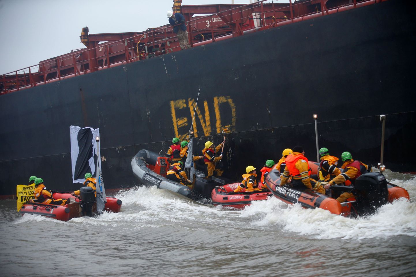 Greenpeace´i aktivistid sodimas Hamburgi sadamas söelastiga laeva.