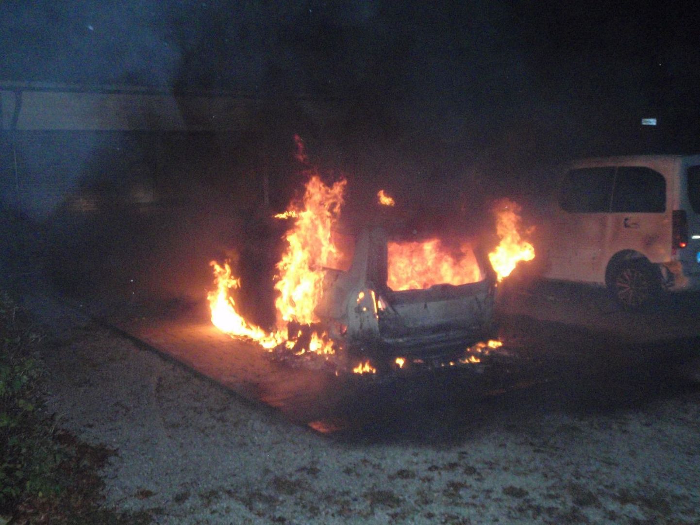 Põltsmaal põles sõiduauto Volvo.