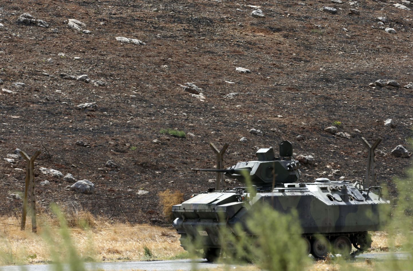 Türhi sõjaväe soomussõiduk patrullib Ccilvegozu piiriületuspunkti läheduses.