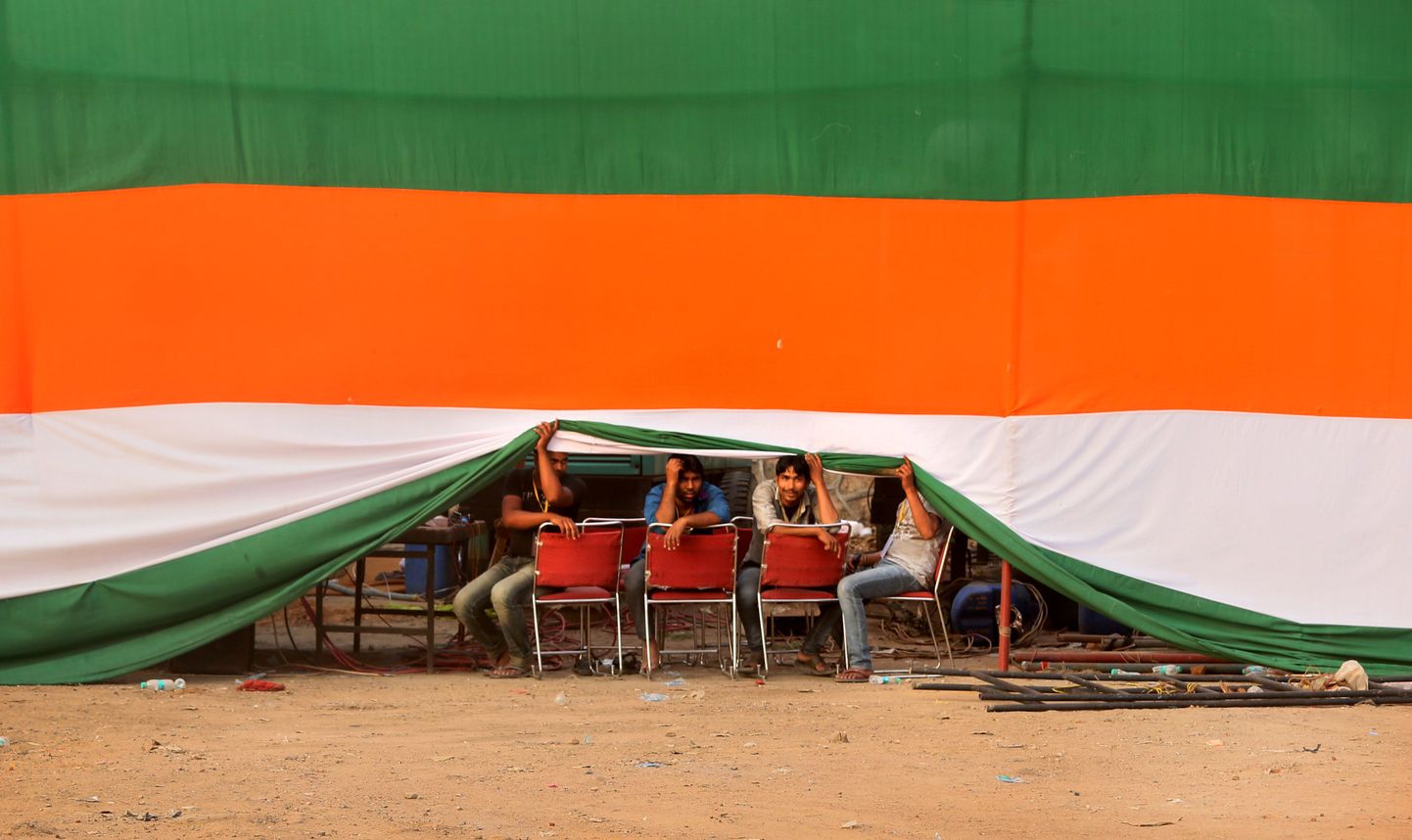 Indias algavad maailma suurimad parlamendivalimised. Fotol Kongressipartei pooldajad
