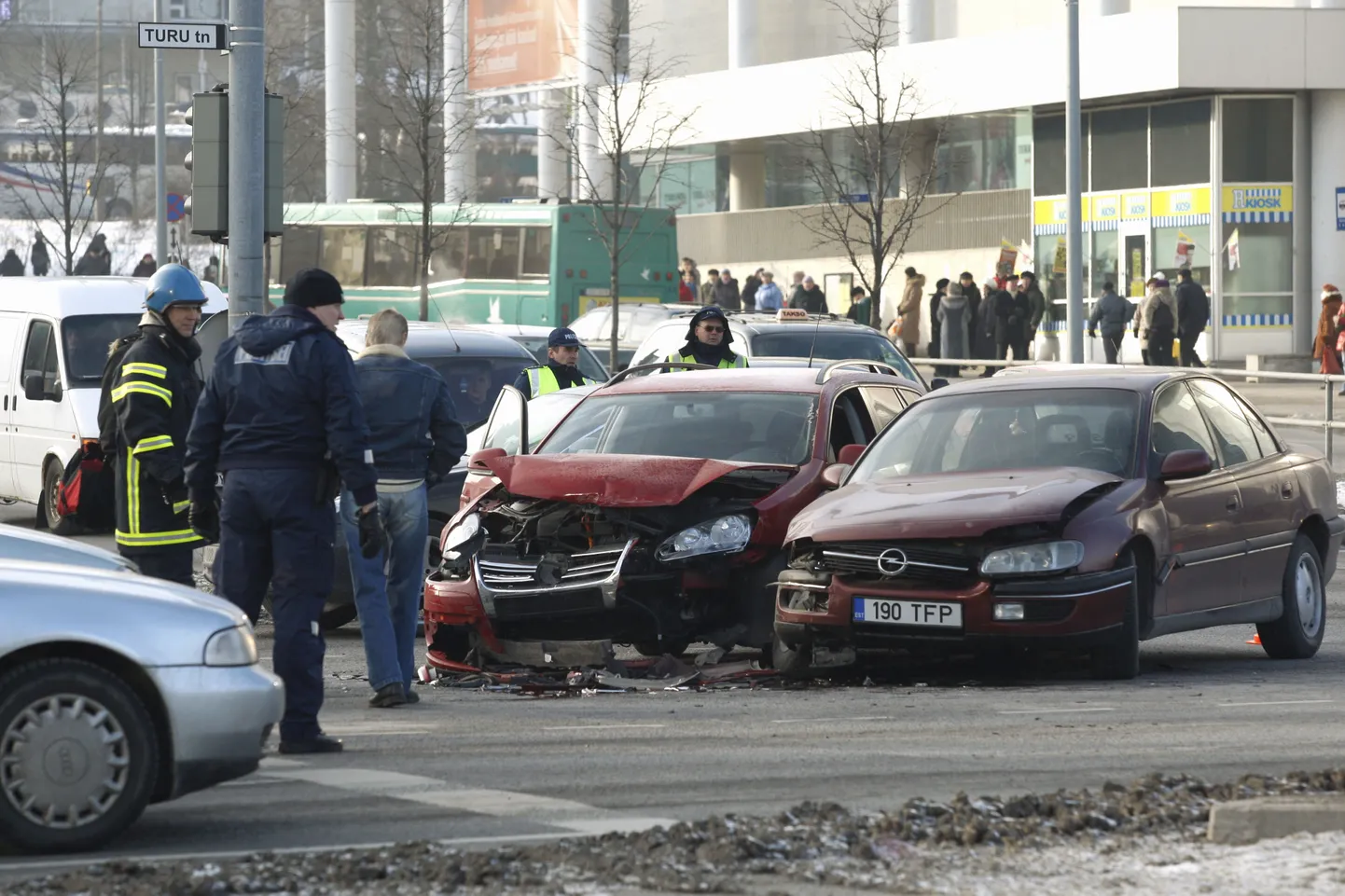 Täna keskpäeval põrkasid Tartu kesklinnas Turu ja Riia tänavate ristmikul kokku Volkswagen ja Opel.