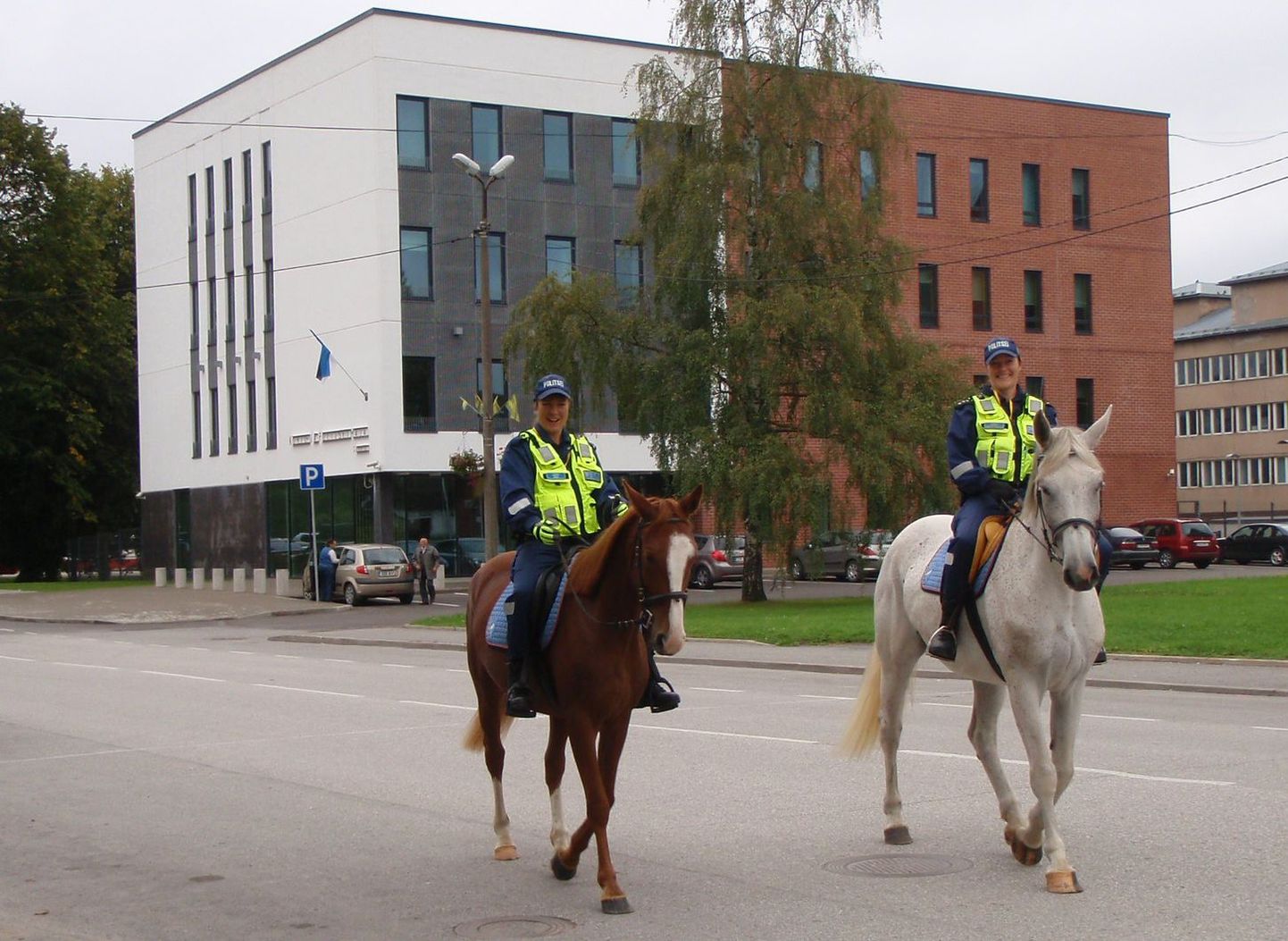 Lõuna prefektuuri politseinikud, õed Jana Õim Ja Kirsti Tertõtšnaja nn ratsapatrullis.