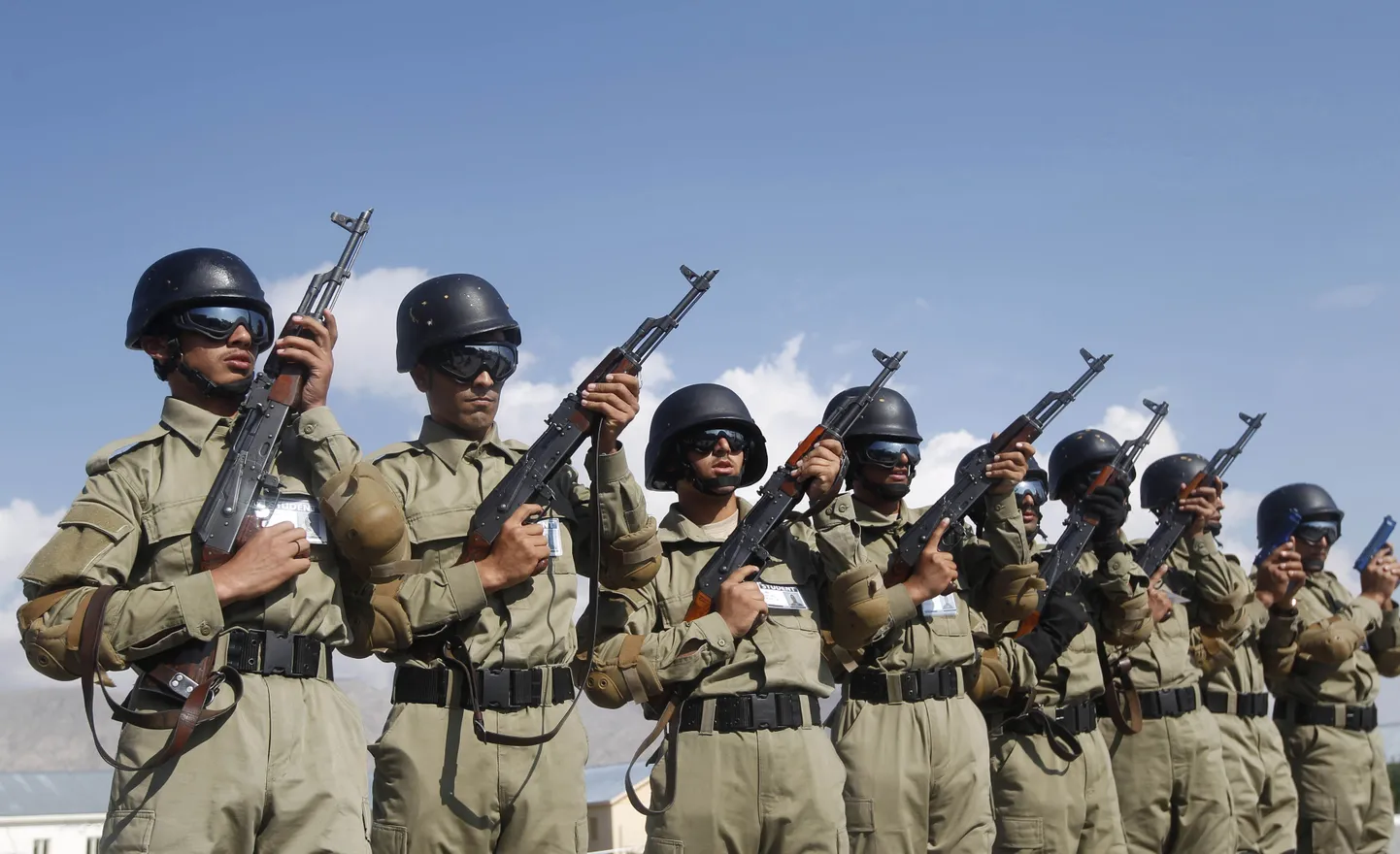 Afganistani politseinikud tähistamas oma väljaõppe lõppu.