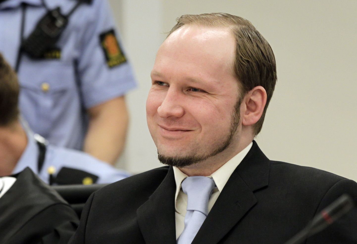 Anders Behring Breivik täna Oslo kohtus kuulamas prokuröride sõnavõttu.