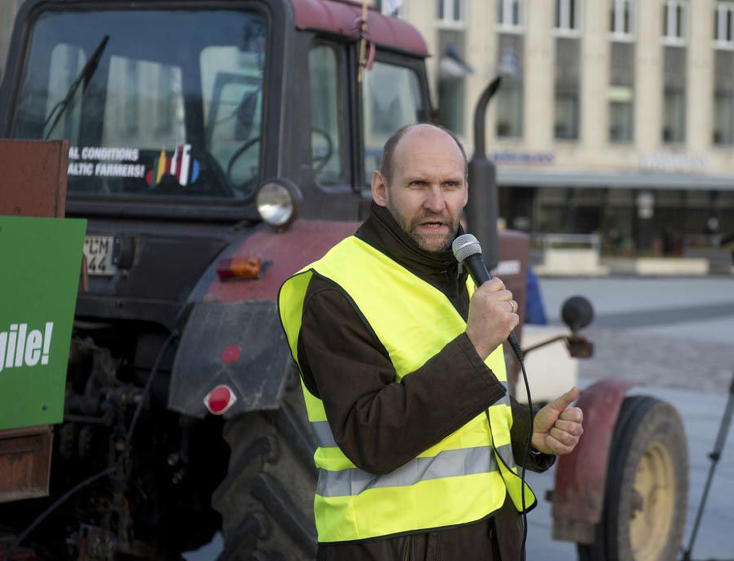 Põllumajandusminister Helir-Valdor Seeder saatis eile põllumeeste traktorit nii Tallinnas kui Viljandis ning kiitis Balti põllumehi ühiselt tegutsemise eest.
