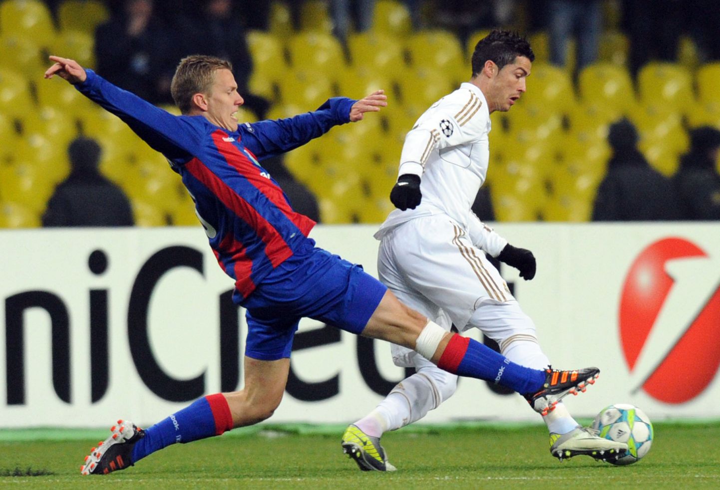 Cristiano Ronaldo (paremal) oli täpne Madridi Reali ridades. CSKA kasuks tegi skoori Pontus Wernbloom (vasakul).