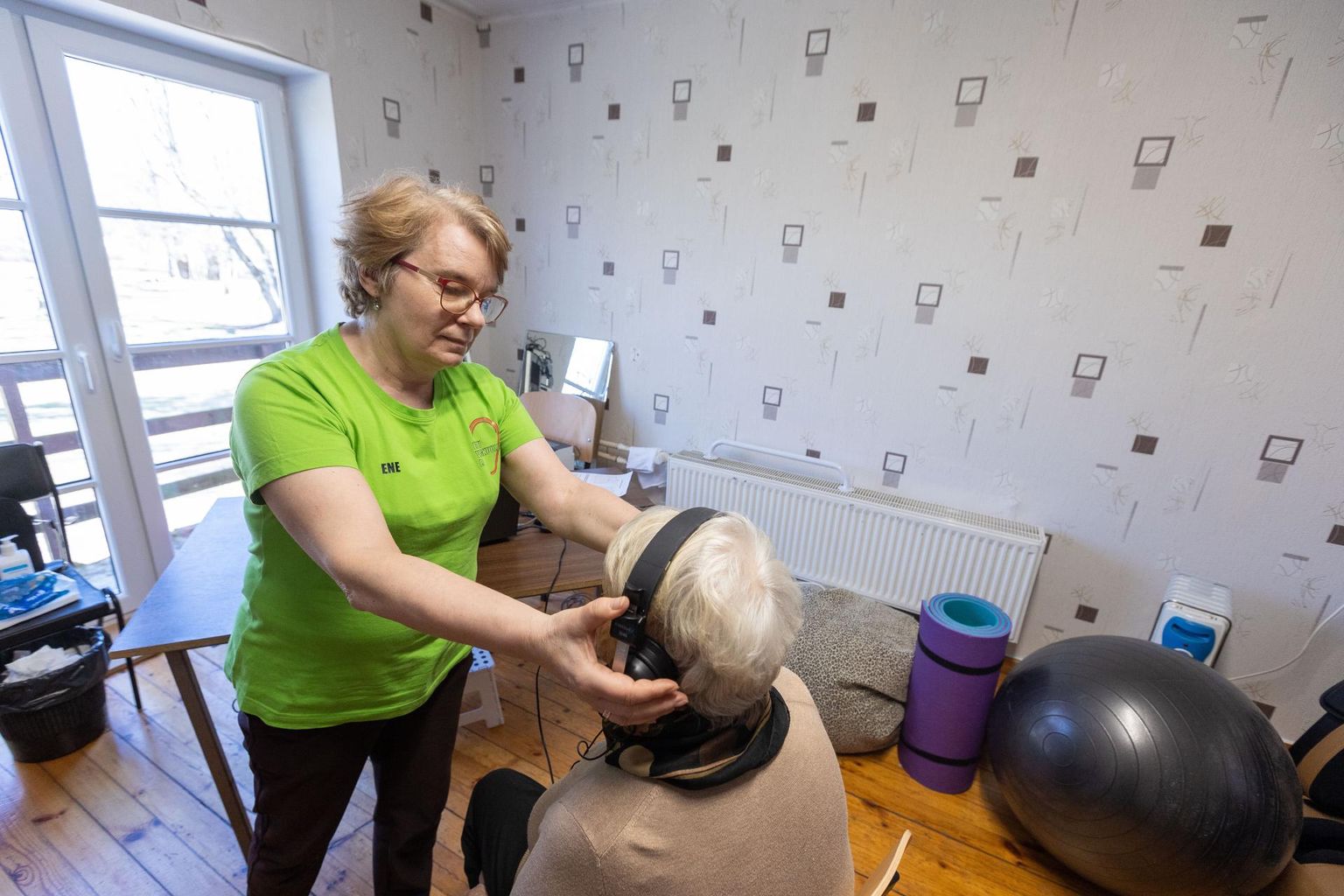 Kuulmisnõustaja Ene Oga teeb soovijatele kuulmistesti, mis näitab kas kuumisega on kõik hästi.
