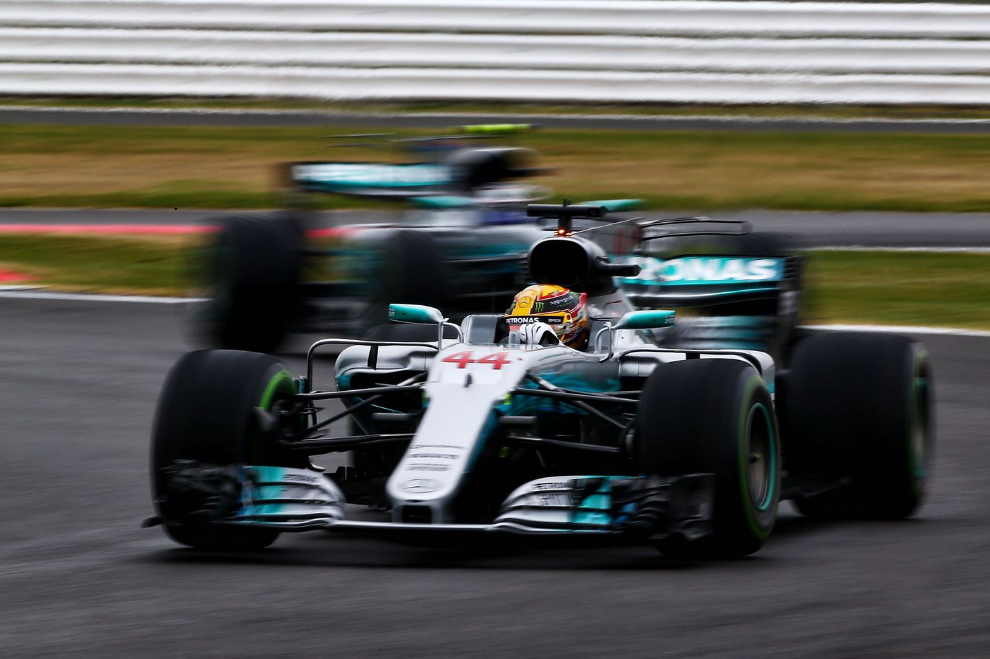 Lewis Hamiltoni manööver põhjustas Suurbritannia GP ajasõidus skandaali.