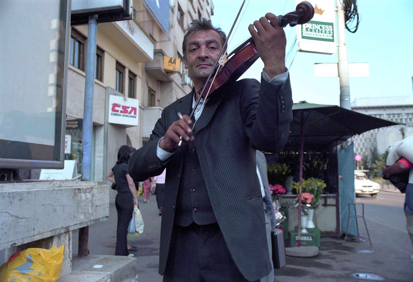 Töötu muusik Bukaresti tänaval.
