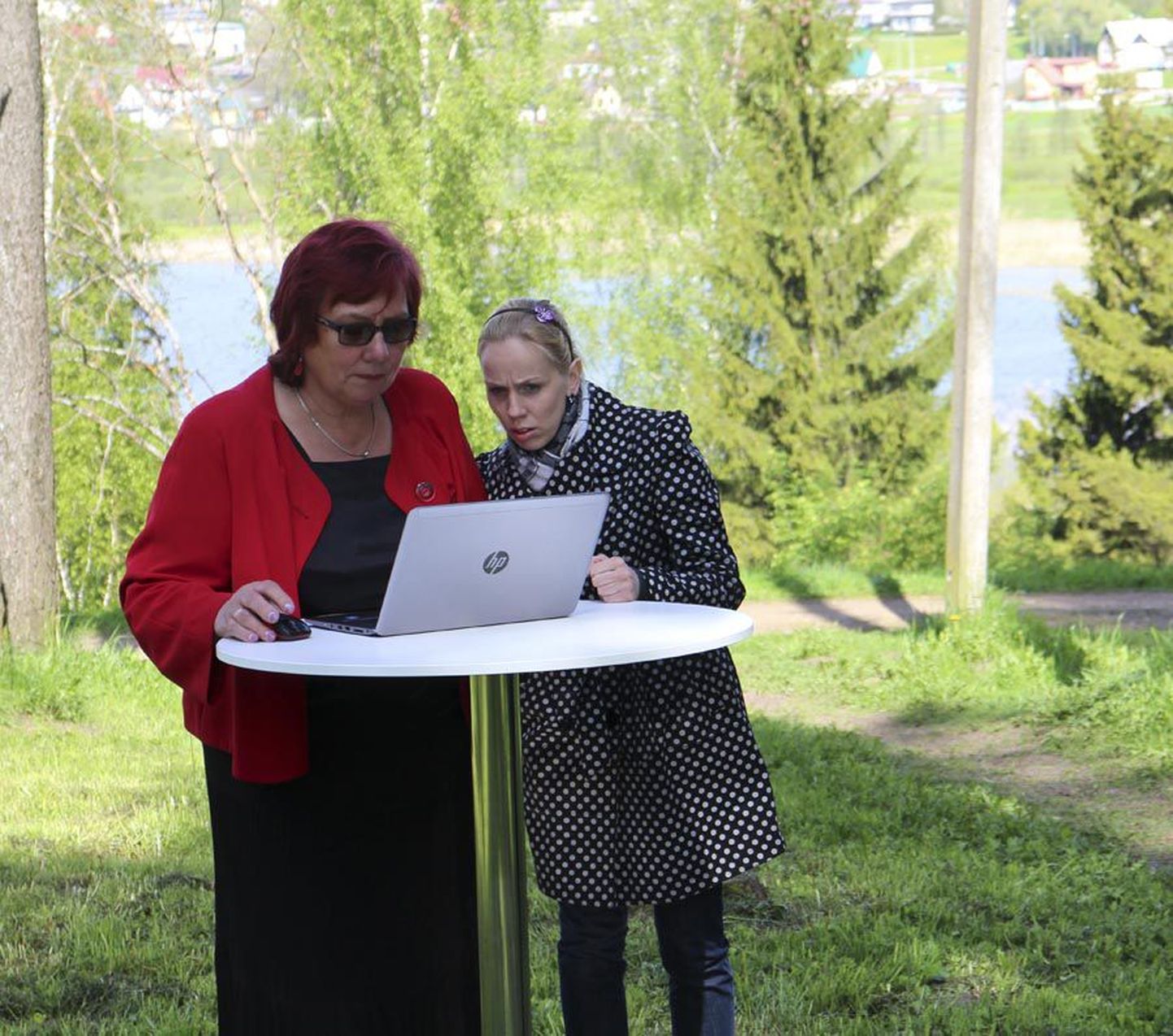 Ühe avaliku sektori esindajana digiallkirjastas heade kavatsuste kokkuleppe Viljandi vallavanem Ene Saar (vasakul).