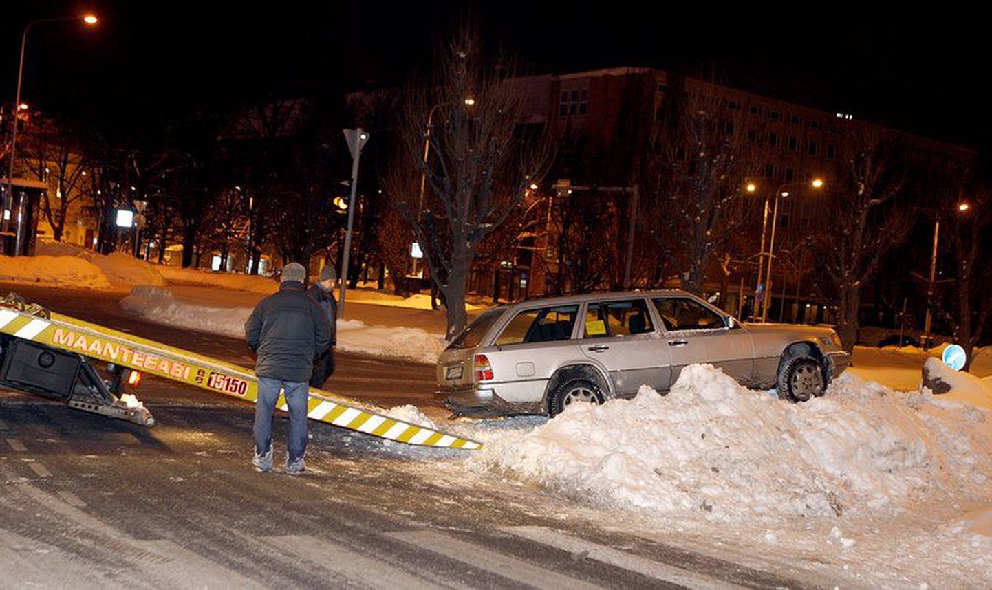 Takso Välisministeeriumi ees lumehanges.