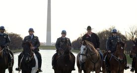 Фото, видео: новый глава МВД США в первый день прибыл на работу верхом, в ковбойской шляпе и под звук индейских барабанов