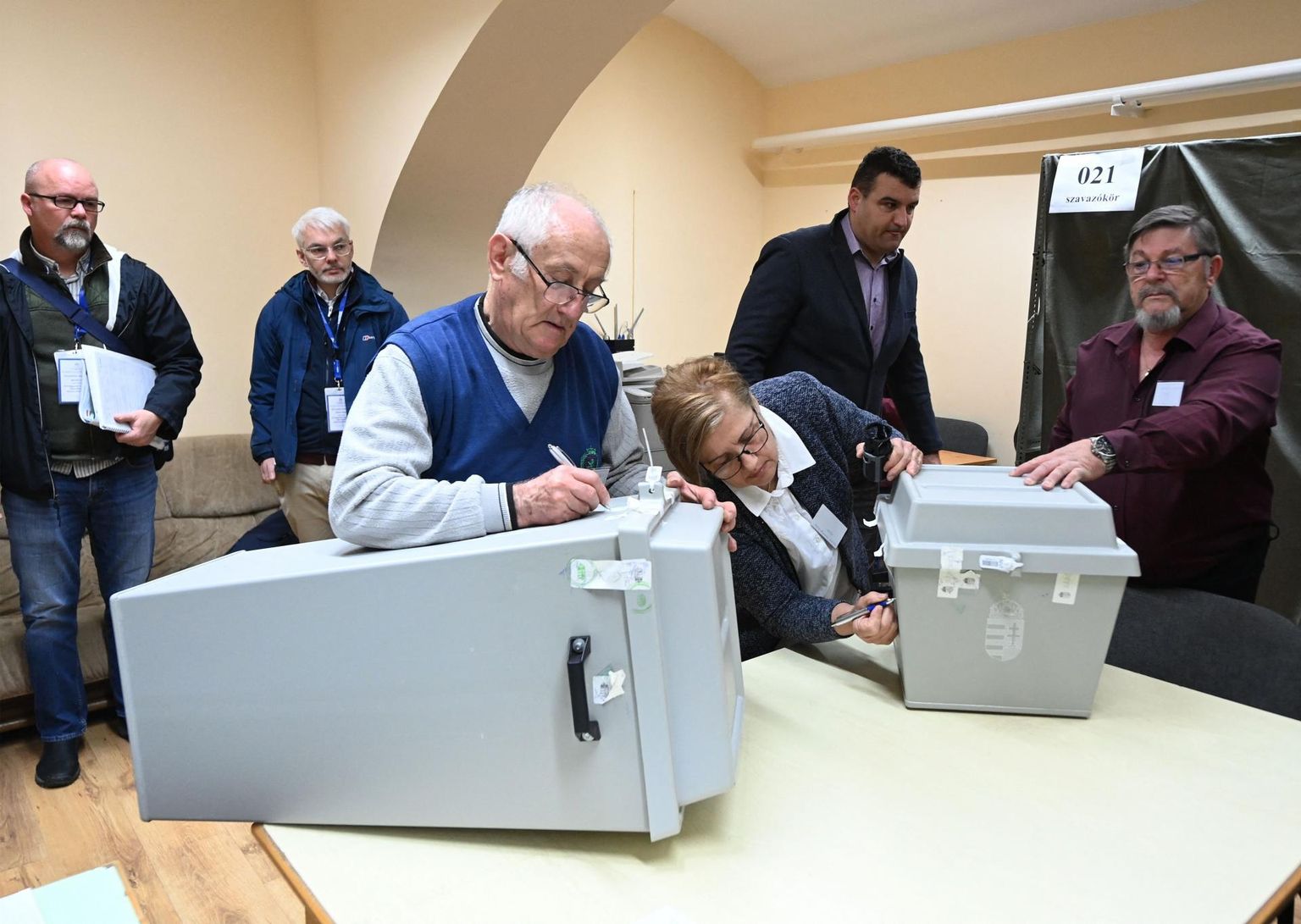 OSCE vaatlejad jälgivad, kuidas valimisametnikud avavad pühapäeva õhtul Ungari parlamendivalimiste hääletuskaste Budapestist 200 kilomeetri kaugusel kagus asuvas Hódmezővásárhelys.