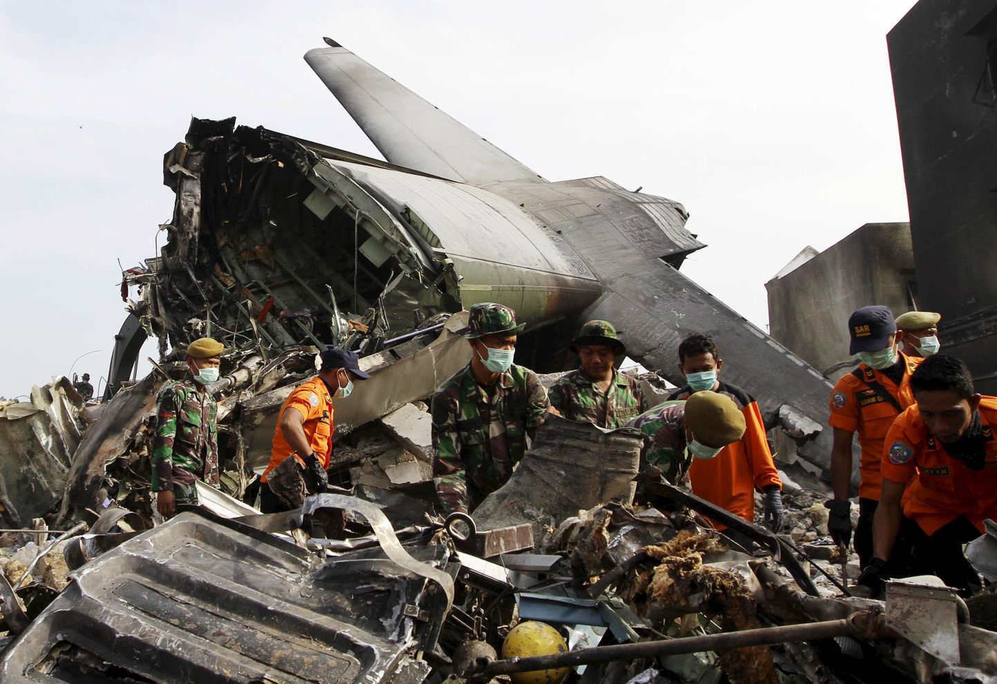 Indoneesia sõdurid õnnetuspaigal.