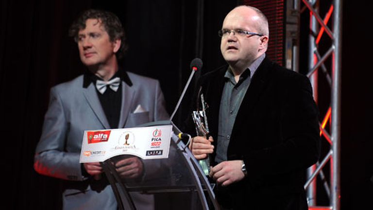28.februāra vakarā Māris Sirmais saņēma Latvijas mūzikas ierakstu gada balvu, kas piešķirta viņam un jauniešu korim "Kamēr..." par albumu "O Salutaris" 