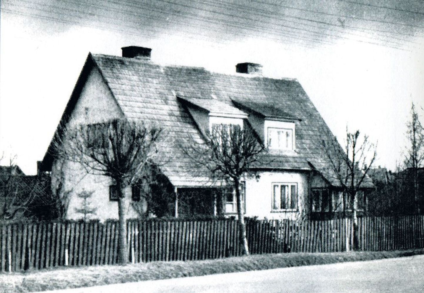 Mihkel Mutt (56) on mälestusteraamatu pildilisas avaldanud foto oma kodust Võru 182, nagu see nägi välja aastal 1965. «Meie majapool on vasakul,» täpsustab ta.