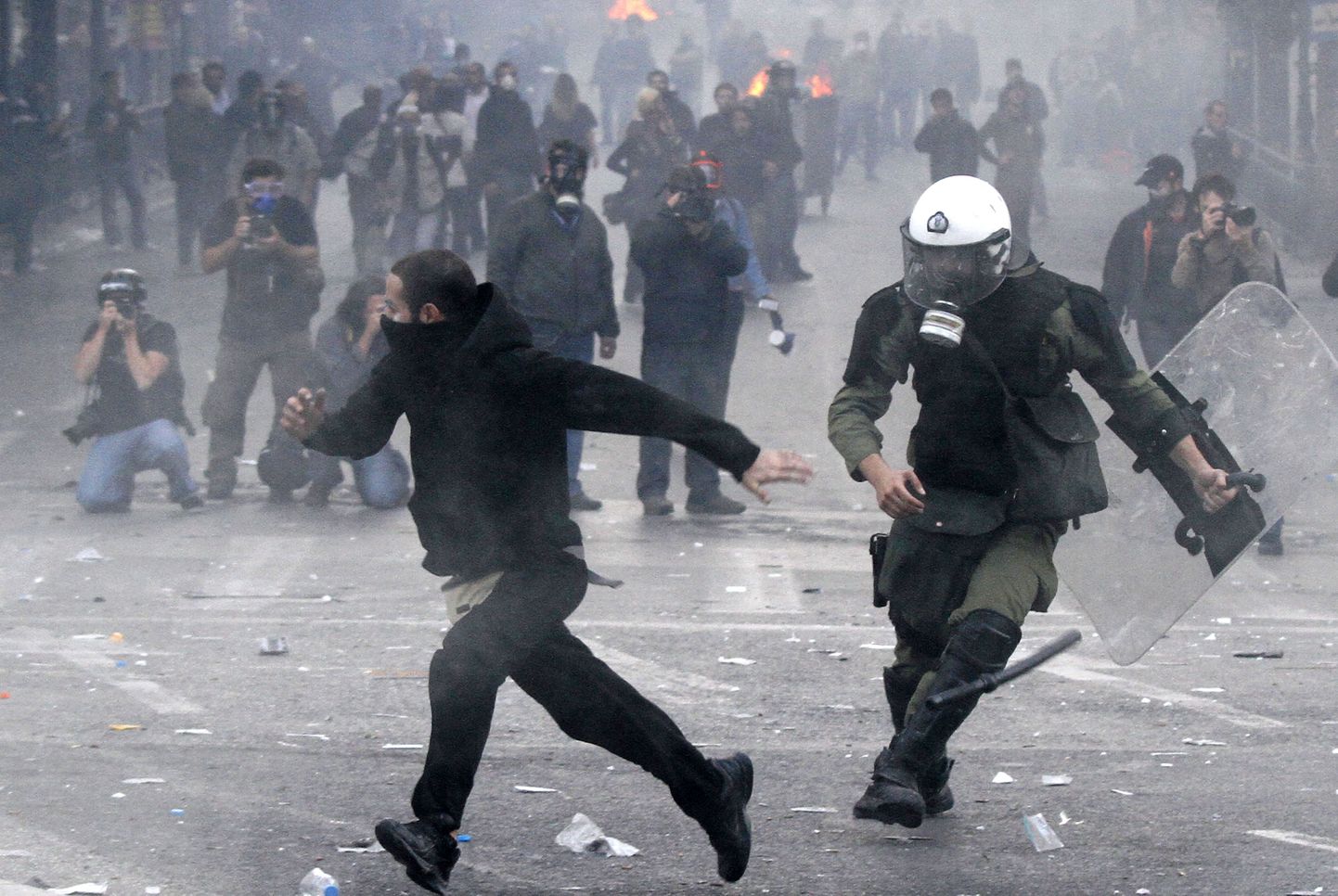 Kreeka ametiühingute kärpekavade vastane 48-tunnine streik. Meeleavaldused muutusid vägivaldseteks ja vandaalitsevateks.