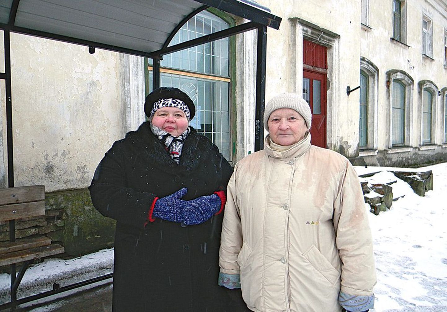 Социальный работник Татьяна Крылова (слева) и пенсионерка Римма Сеникова на остановке междугородного автобуса в Азери. Автобус до уездного центра Йыхви сюда уже не заезжает.