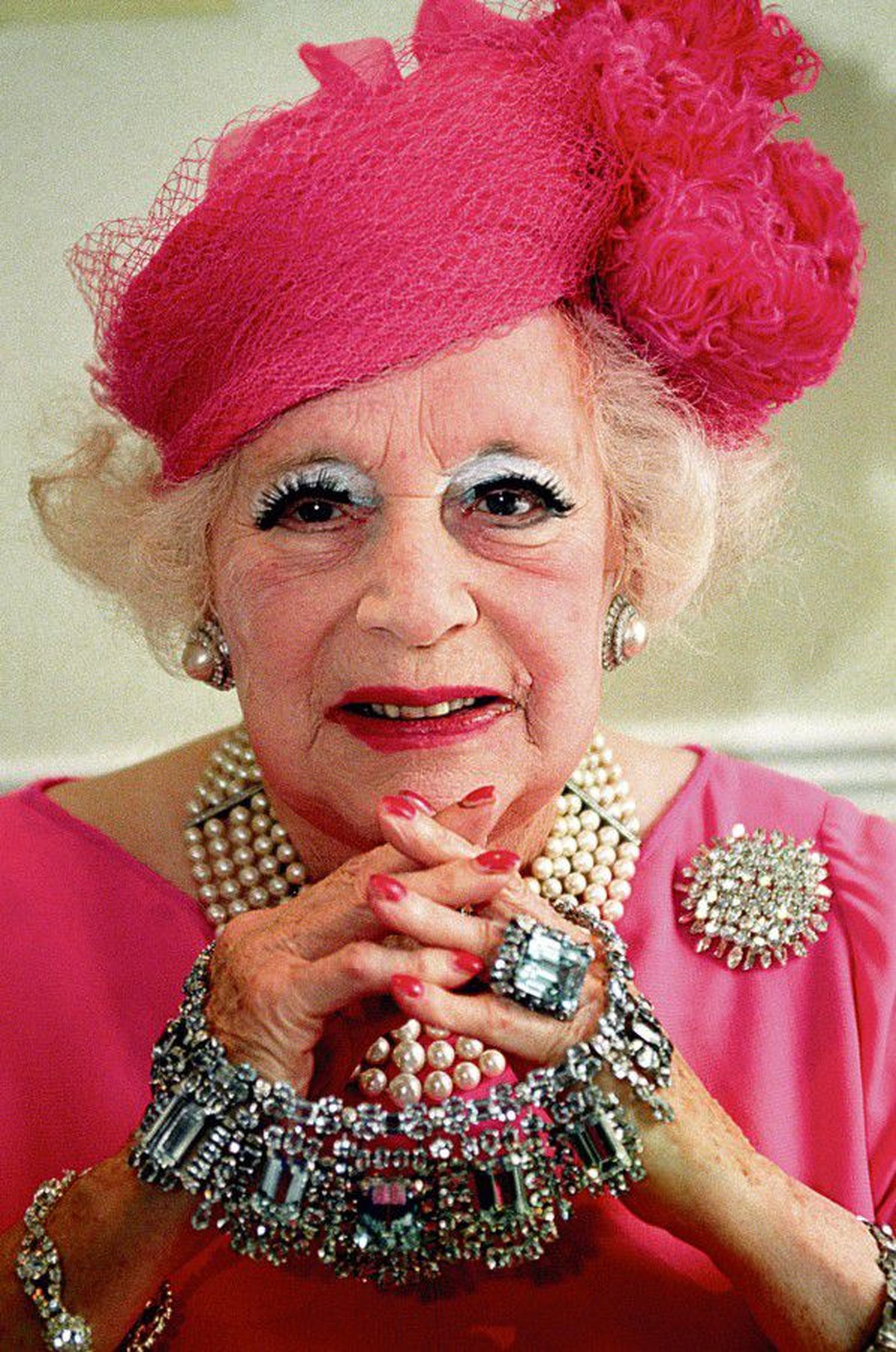 Kireva elukäiguga kirev daam: neoonroosad kleidid ja paksu meigikuhja alla peidetud nägu muutusid aja jooksul Barbara Cartlandi firmamärgiks