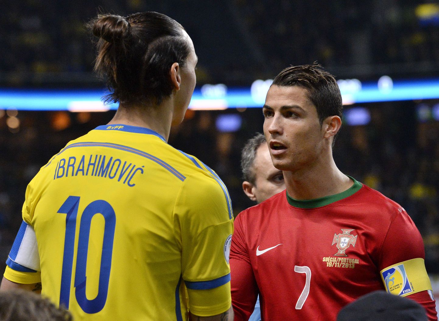 Zlatan Ibrahimovic (vasakul) ja Cristiano Ronaldo pärast kohtumist kätt surumas