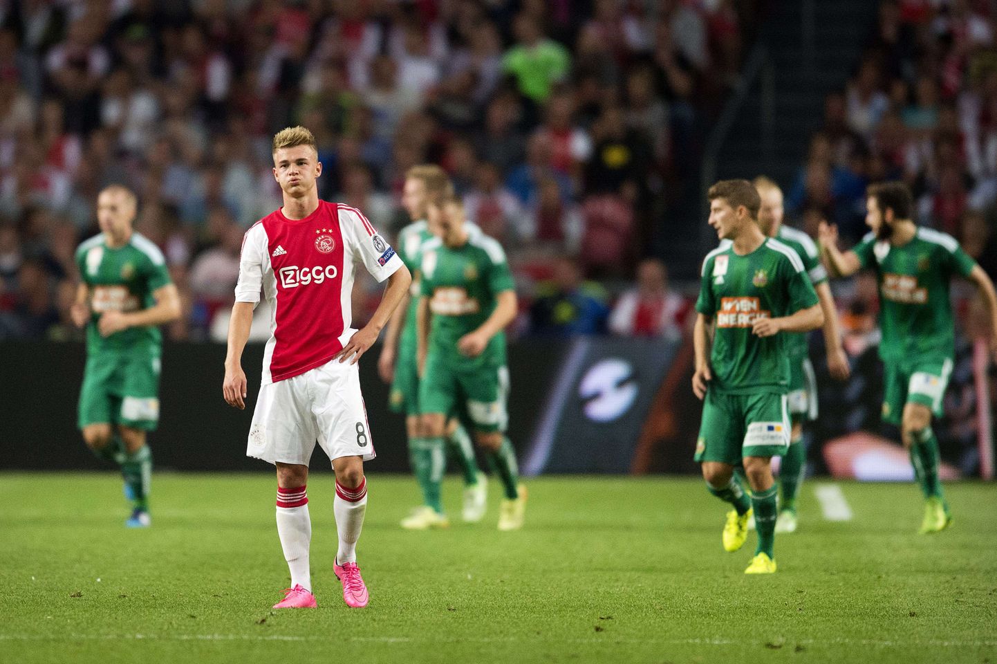 Amsterdami Ajaxi mängumees Daley Sinkgraven (keskel) oli eilse tulemuse järel löödud, Viini meeskonna mängijatel oli omakorda põhjust rõõmustamiseks.