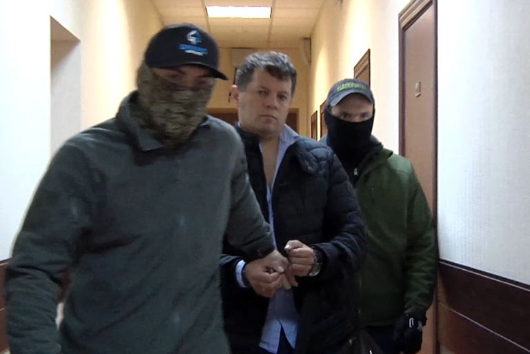 Venemaa teatas Ukraina riikliku uudisteagentuuri Ukrinformi ajakirjaniku Suštšenko (keskel) kinnipidamisest esmaspäeval. FOTO: TASS/Scanpix