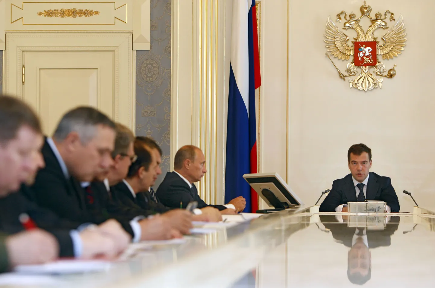 Vene Föderatsiooni president Dmitri Medvedev tänasel julgeolekunõukogu koosolekul Kremlis. A