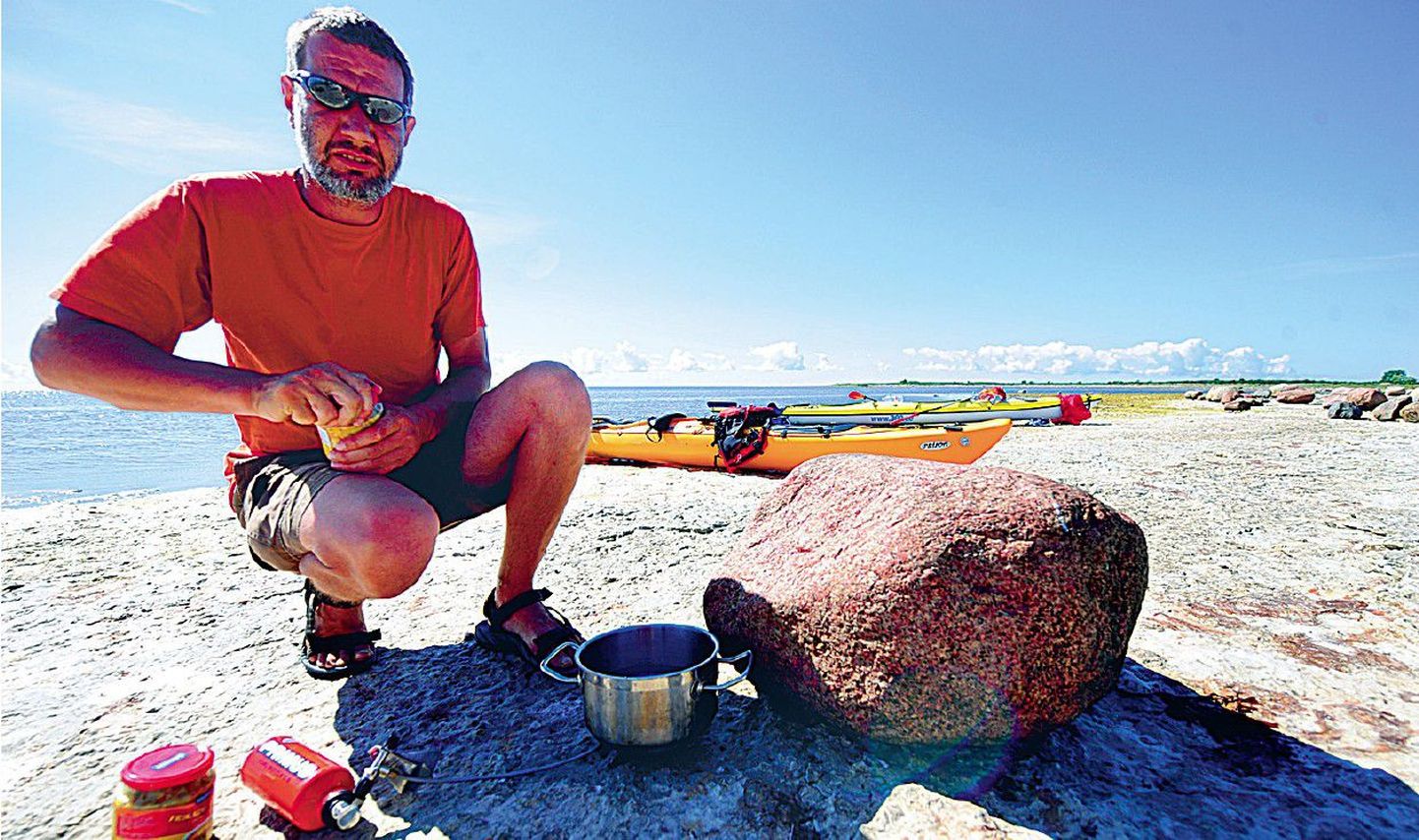 Postimehe viis ajaloolisse paika suvel giidina töötav hülgeuurija Ivar Jüssi, kes valmistub kivisel mererannal lõunasööki keetma.