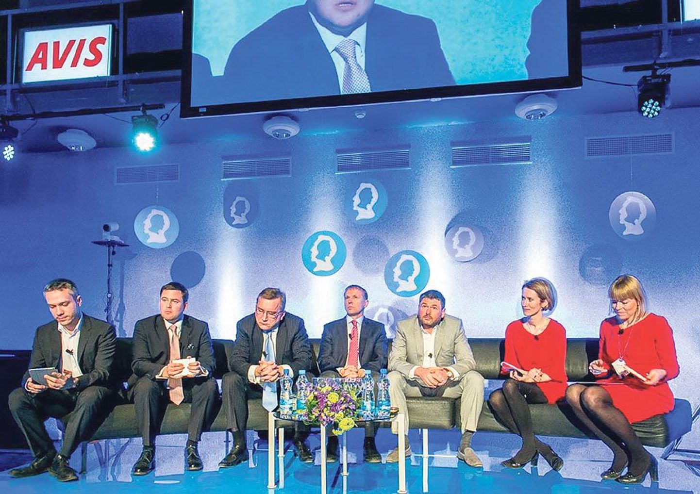 Oma visiooni Eestist aastal 2025 kirjeldasid Andrei Korobeiniku ja Kristel Meosi (istuvad äärtel) abiga Robert Kitt, Juhan Parts, Rainer Nõlvak, Oleg Ossinovski ja Kaja Kallas.