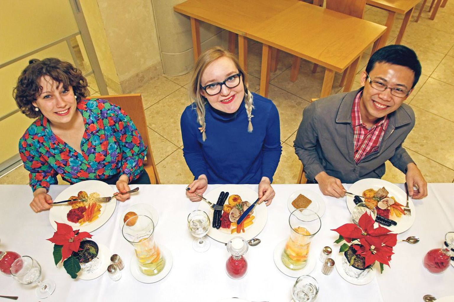Tänavu Tartu ülikoolis õppima asunud Marie Schneider, Alina Clay ja Kerwin Jorbina võtsid vastu Tartu Postimehe väljakutse mekkida siinseid jõuluroogasid. Kolmekäigulise lõuna kõik road said viimseni söödud ning tudengitel jagus eesti toidu kohta vaid kiidusõnu.